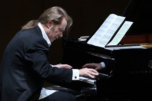 «Δυστυχώς ο καρκίνος έχει γίνει πολύ “μοδάτος”»: Ο Στέφανος Κορκολής μιλάει για την ασθένειά του