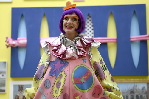 Γκρέισον Πέρι: Ο Βρετανός καλλιτέχνης είναι ντυμένος ως Κλερ ακόμα και όταν συνοδεύει τη σύζυγό του