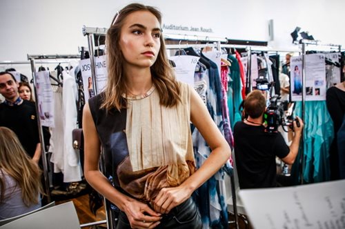 Συνδύασε το τζιν παντελόνι με αυτές τις μπότες και σπάσε τη μονοτονία. Μεγάλη 80s επιστροφή