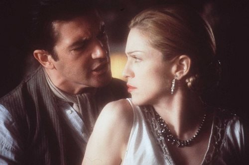 «Δεν μπορούσα να πιστέψω ότι ήταν ερωτευμένη μαζί μου». Ο Αντόνιο Μπαντέρας μιλά για τη Μαντόνα