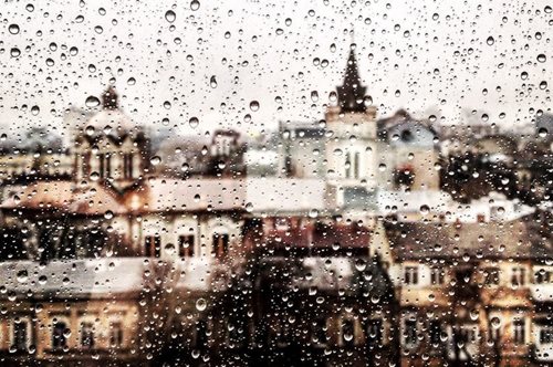 «Έπεφτε μια κίτρινη παλιά βροχή»: Ένα ποίημα του Μανόλη Αναγνωστάκη