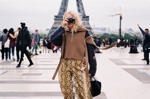 Όλες φέτος θα φορέσουμε το πουλόβερ με αυτό τον τρόπο. Κομψός, σοφιστικέ, ασυνήθιστος