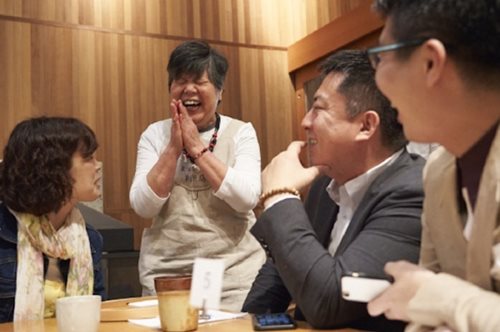 To εστιατόριο των «Λάθος Παραγγελιών» προσλαμβάνει μόνο άτομα που υποφέρουν από άνοια