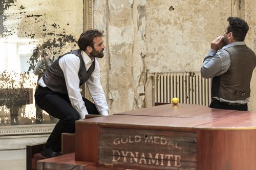 Στη φουρτούνα οι φίλοι στήνουν ξέφρενο χορό. Η sold out παράσταση Lemon δυναμιτίζει το Μπάγκειον