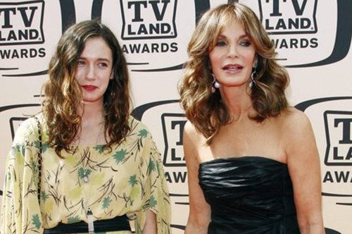 «Έμεινα μακριά από τις καταχρήσεις». Η 74χρονη Zάκλιν Σμιθ εξηγεί πώς ο χρόνος δεν την ακούμπησε