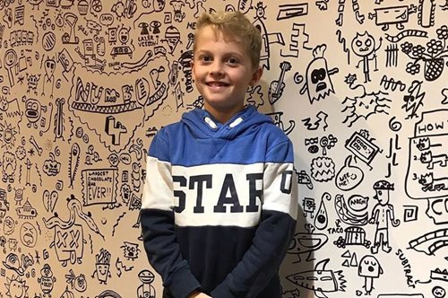 Ο 9χρονος που σκιτσάρει υπέροχα. Στο σχολείο του έκαναν παρατηρήσεις, αλλά διακόσμησε ένα εστιατόριο