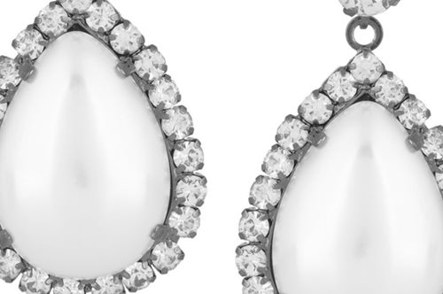 Τα κρεμαστά σκουλαρίκια που θα χαρίσουν λάμψη στα χαμηλά σινιόν 