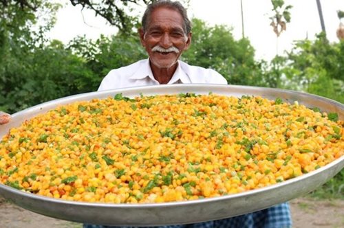 Ο άντρας που πέρασε όλη του τη ζωή μαγειρεύοντας για ορφανά, γεύματα σε τεράστιες ποσότητες