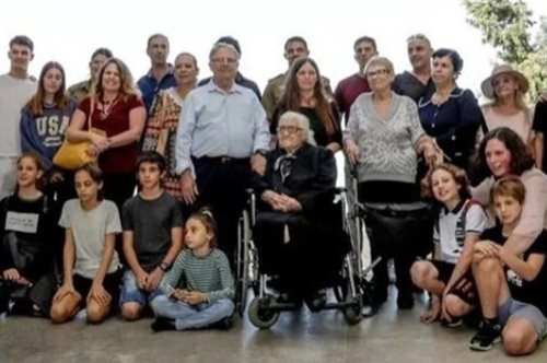 92χρονη από τη Βέροια ξανασυναντήθηκε με οικογένεια Εβραίων που είχε σώσει στον Β’ Παγκόσμιο Πόλεμο