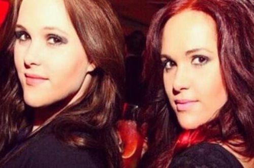 H ιστορία των δίδυμων Βρετανίδων που κατασκεύασαν το μαγικό προϊόν ανόρθωσης στήθους των celebrities