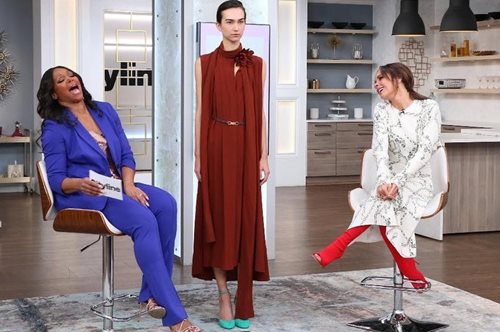 Η Βικτόρια Μπέκαμ παρουσιάζει τα 5 πιο στιλάτα και διαχρονικά outfit της φετινής της συλλογής