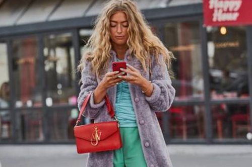 Τρεις συνήθειες που σας γερνούν στιλιστικά, ύπουλα και αθόρυβα, χωρίς να το καταλάβετε 