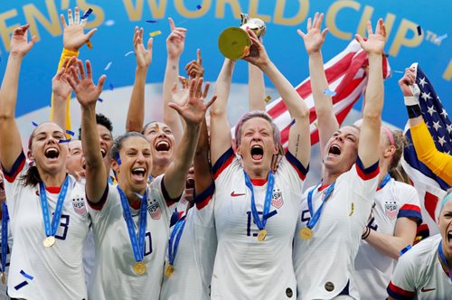 Ιστορικό βήμα: Αποφασίστηκαν ίσες αμοιβές για την αμερικανική γυναικεία ομάδα ποδοσφαίρου