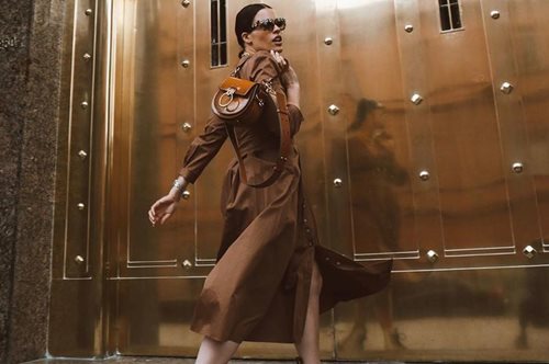 «Αυτά είναι τα μοναδικά φλατ παπούτσια που θα φορέσω με τζιν παντελόνι φέτος τον χειμώνα»