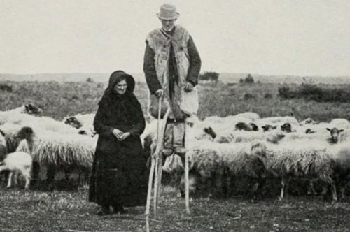 Η παράξενη κοινότητα των ξυλοπόδαρων χωρικών. Περνούσαν όλη τους τη μέρα περπατώντας σε ξύλα 1,5 μ.