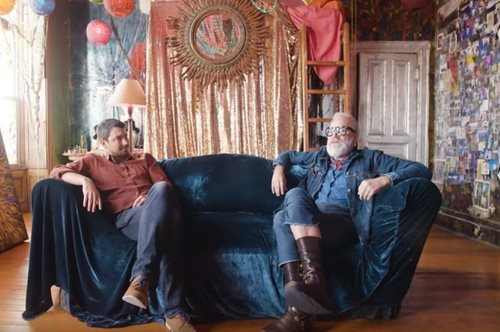 Μέσα στο τελευταίο μποέμικο διαμέρισμα ενός καλλιτέχνη και κομμωτή, στο Chelsea Hotel στη Νέα Υόρκη 