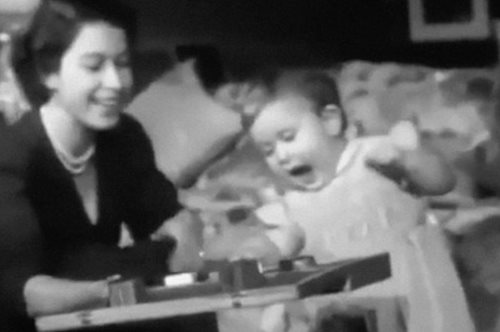 Δείτε την βασίλισσα Ελισάβετ 23 χρονών να παίζει με τον πρωτότοκο γιο της, Κάρολο