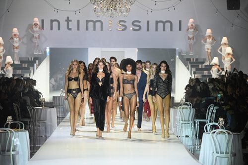 Πώς συνδέεται ένα café chantant με τα πιο εντυπωσιακά εσώρουχα της νέας σεζόν; 