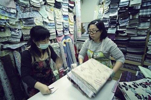 Πίσω από τη λαμπερή πρόσοψη της μόδας: Tα σκοτεινά στάδια παραγωγής των διάσημων ειδών πολυτελείας