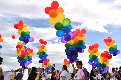 Μειώνονται οι αυτοκτονίες σε Δανία και Σουηδία μετά τη νομιμοποίηση των γάμων μεταξύ ομοφυλόφιλων