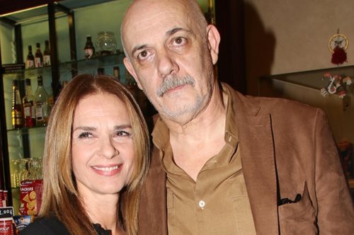 Σχέσεις στοργής: Πέγκυ Σταθακοπούλου και Γιώργος Κιμούλης στο θέατρο με τις κόρες τους