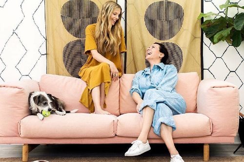 Κερδισμένο στοίχημα: Αυτά είναι τα sneakers που μια γυναίκα άνω των 40 δεν αποχωρίζεται ποτέ