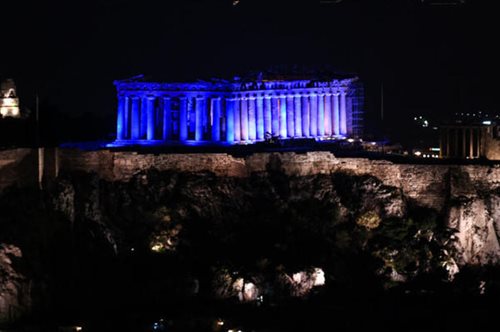 Στα μπλε «ντύθηκε» η Ακρόπολη για τα Δικαιώματα του Παιδιού