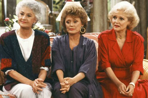 4 απίθανες, γιαγιαδίστικες τάσεις που θα κλέψω φέτος από τα θρυλικά «Χρυσά Κορίτσια» των 80's