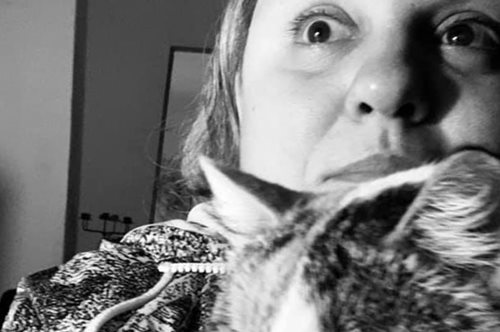 «Ήξερα πως εμένα έψαχνε»: Η Ιωάννα-Μαρία για την κακοποιημένη γάτα από τη Φολέγανδρο που υιοθέτησε