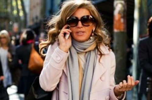 6 τρόποι να φορέσει το κασκόλ του χειμώνα μια στιλάτη γυναίκα άνω των 40 