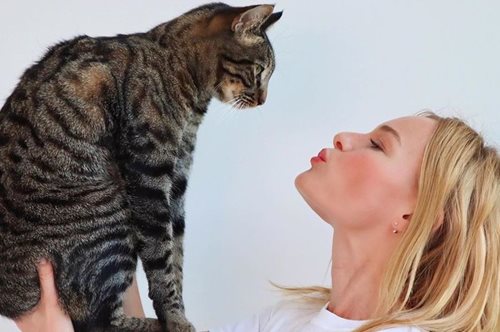 Η Κέιτ Μπόσγουορθ αποκαλύπτει το μυστικό για φυσικό όγκο στα χείλη: Το lip liner είναι ξεπερασμένο