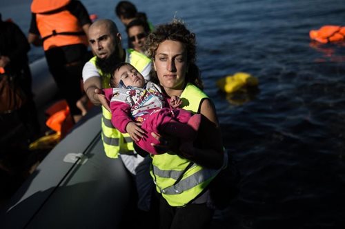 «Οι γυναίκες πρόσφυγες στη Λέσβο μού πετούσαν τα μωρά τους για να τα σώσω».