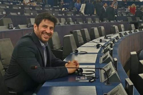 Το απόλυτο viral: Ο Αλέξης Γεωργούλης μιλά στην Ευρωβουλή και κανείς δεν καταλαβαίνει τι λέει 