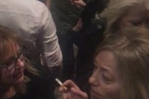 Το viral βίντεο από το καπνιστήριο έξω από τα μπουζούκια: Άφησαν τον Ρέμο και πήγαν για τσιγάρο  