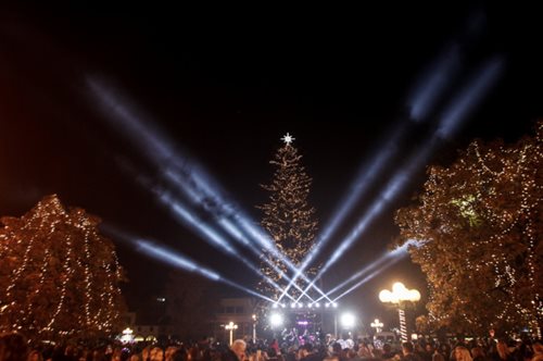 Άναψε στα Τρίκαλα το πιο ψηλό χριστουγεννιάτικο δέντρο στην Ελλάδα