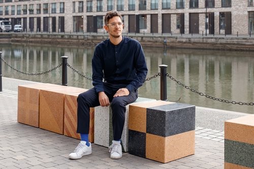 Πώς αντέδρασε ο Γιώργος Καράμπελας όταν κάποιος πέταξε το παγκάκι που σχεδίασε στο ποτάμι