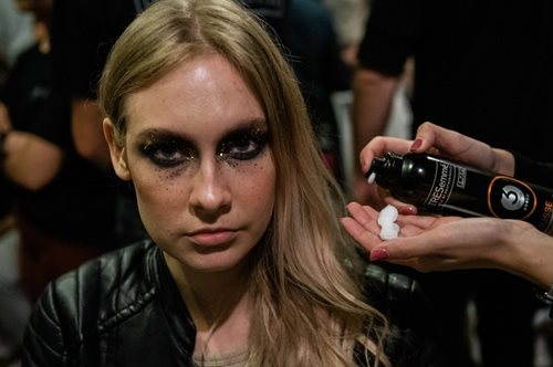 Το brand που προσγειώθηκε στην Ελλάδα από την Εβδομάδα Μόδας της Νέας Υόρκης αλλάζει τα μαλλιά μας