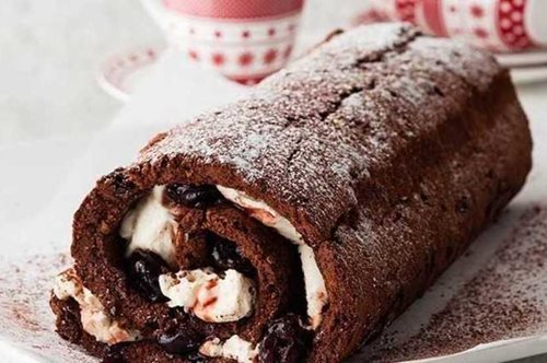 Εύκολο και ελαφρύ ρολό με κρέμα σοκολάτας και βύσσινα: Ένας ακαταμάχητος γευστικός συνδυασμός 