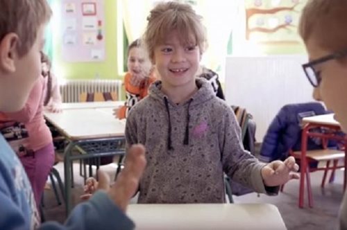 Μια ωραία είδηση: Μαθητές στα Χανιά μαθαίνουν νοηματική για να επικοινωνούν με την συμμαθήτριά τους