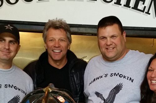 Θυμάστε τον Τζον Μπον Τζόβι; Άνοιξε δύο εστιατόρια που παρέχουν δωρεάν γεύματα σε όσους έχουν ανάγκη