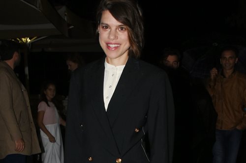 Η Μόνικα σε σπάνια έξοδο με τον σύζυγό της και την ενός έτους κόρη τους στο καρότσι