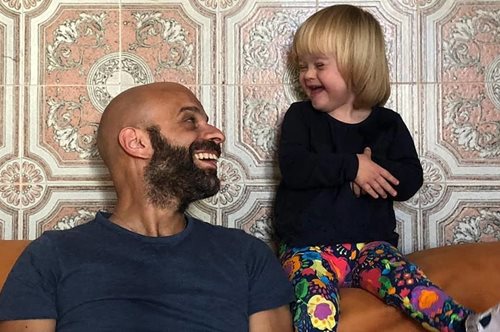 «Έμπνευση για το ανθρώπινο είδος»: Ομοφυλόφιλος single άντρας υιοθέτησε κοριτσάκι με σύνδρομο Down