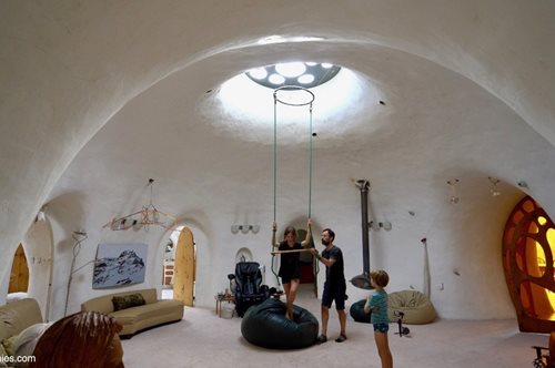 Αλλάζει την έννοια της κατοικίας: Το υπόγειο σπίτι-θόλος δύο εφευρετών με ζεστασιά όλο το χρόνο