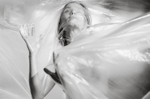 «Τρώμε μικροσκοπικές ίνες πλαστικού καθημερινά.Τι συνέβη όταν προσπάθησα να τις αποφύγω για 24 ώρες»