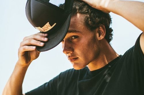 H Kendall Jenner και η Gigi Hadid μετέτρεψαν έναν άστεγο σκέιτερ σε μοντέλο