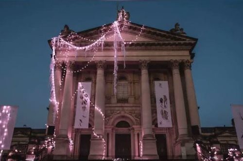 Έτσι θα είναι ο κόσμος την μέρα της Αποκάλυψης. Ο γιορτινός στολισμός της Tate Britain καθηλώνει