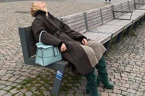 Είναι η αδυναμία μας: Το «καλοκαιρινό» χρώμα που δίνει πολυτέλεια στο χειμωνιάτικο ντύσιμο