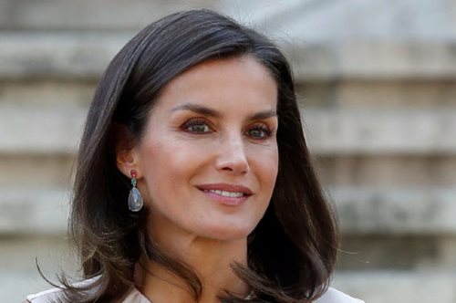 Κομψή αλλαγή: Η βασίλισσα Λετίσια επανέφερε το στυλ μαλλιών που είχε το 2014