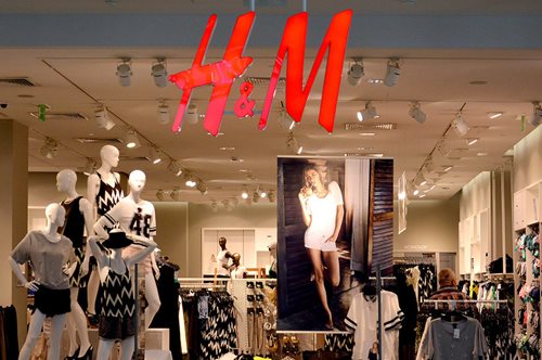 Απόφαση που αλλάζει τον τρόπο που ντυνόμαστε. Τα H&M αρχίζουν να νοικιάζουν ρούχα στους πελάτες τους
