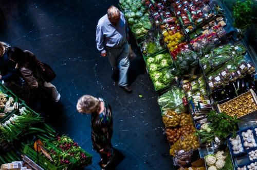 Ιταλία: Ψήφισε νόμο οι τροφές που περισσεύουν να πηγαίνουν στη φιλανθρωπία, όχι στα σκουπίδια